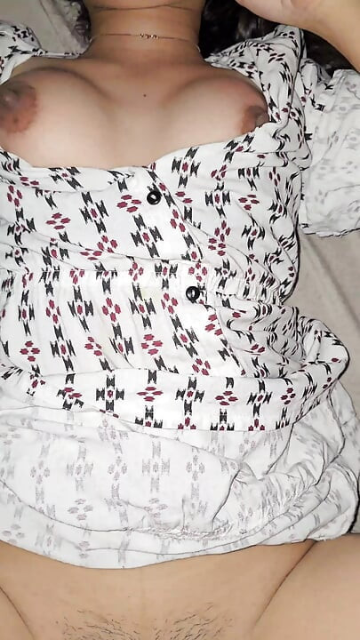 인도 여학생이 집에 남자친구를 불러서 부모님이 안 계실 때 섹스함