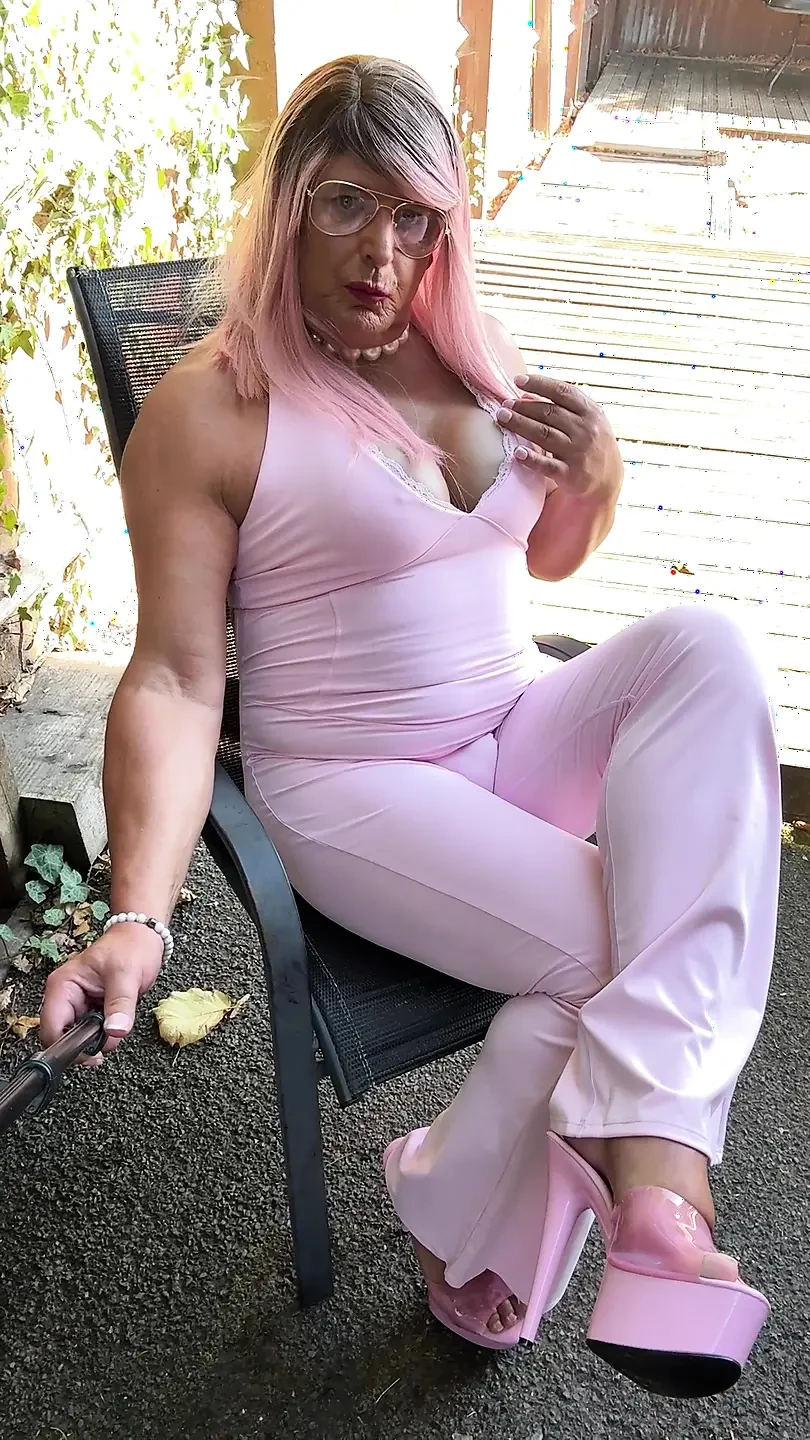 Travestito kellycd2022 in tuta rosa e tacchi