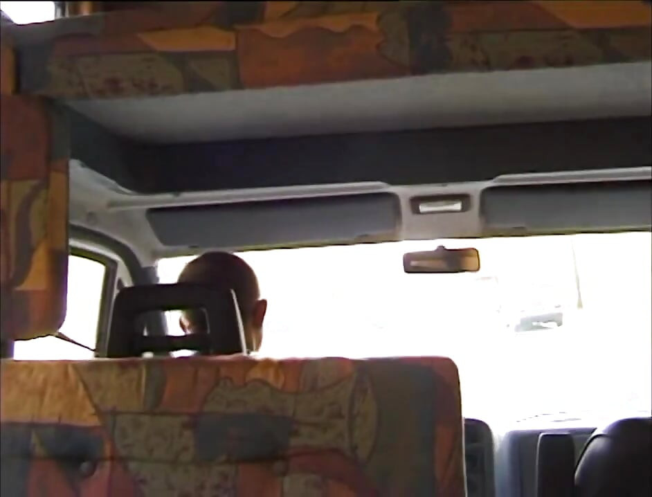 Mujer morena en la furgoneta en movimiento