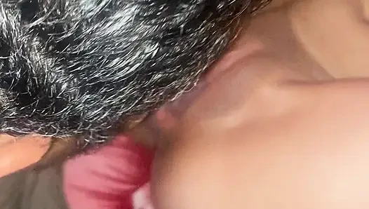 Saya memijat putri tiri Latina Kolombia saya dan mengisap vaginanya
