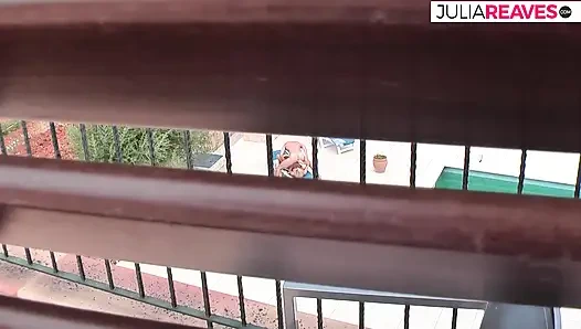 Извращенная пара трахается у бассейна отеля