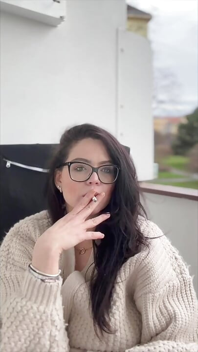 Gözlüklü sigara içiyor