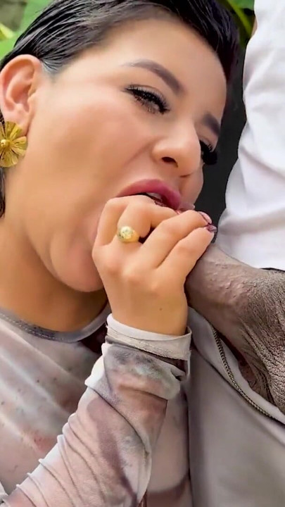 Büyük zenci yarağı bahçıvanı siyah yarağını Naty Delgado'nun sıkı sarışın amına sokmaya çalışıyor! | Klip 1