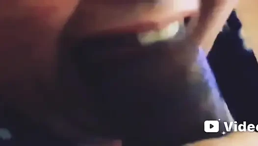 Boğazını dolduruyor!