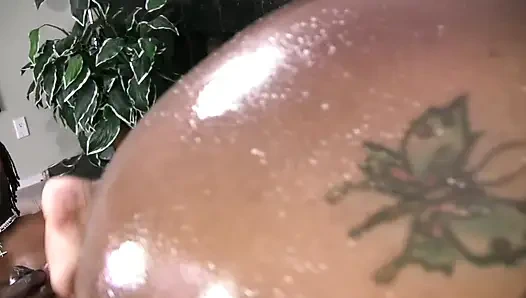 Чернокожую с большой задницей забрызгали на ее круглую задницу