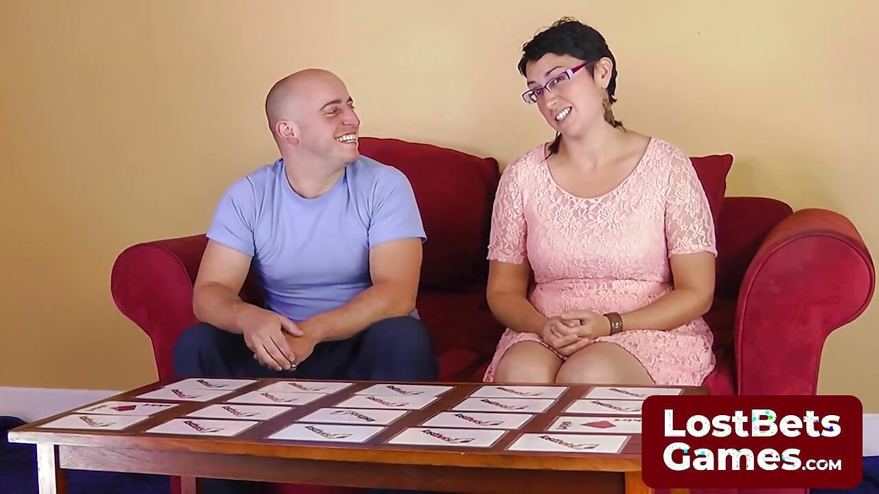 O jogo Strip Memory está revelando charme e beleza