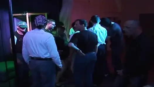 Cewek hot rambut pirang di-gangbang sama pria lain di pesta seks liar