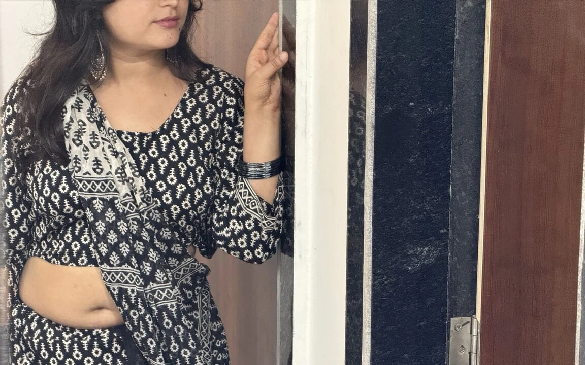 सौतेली मम्मी ने सौतेली मम्मी को कमरे में अकेले और उसे देखा।