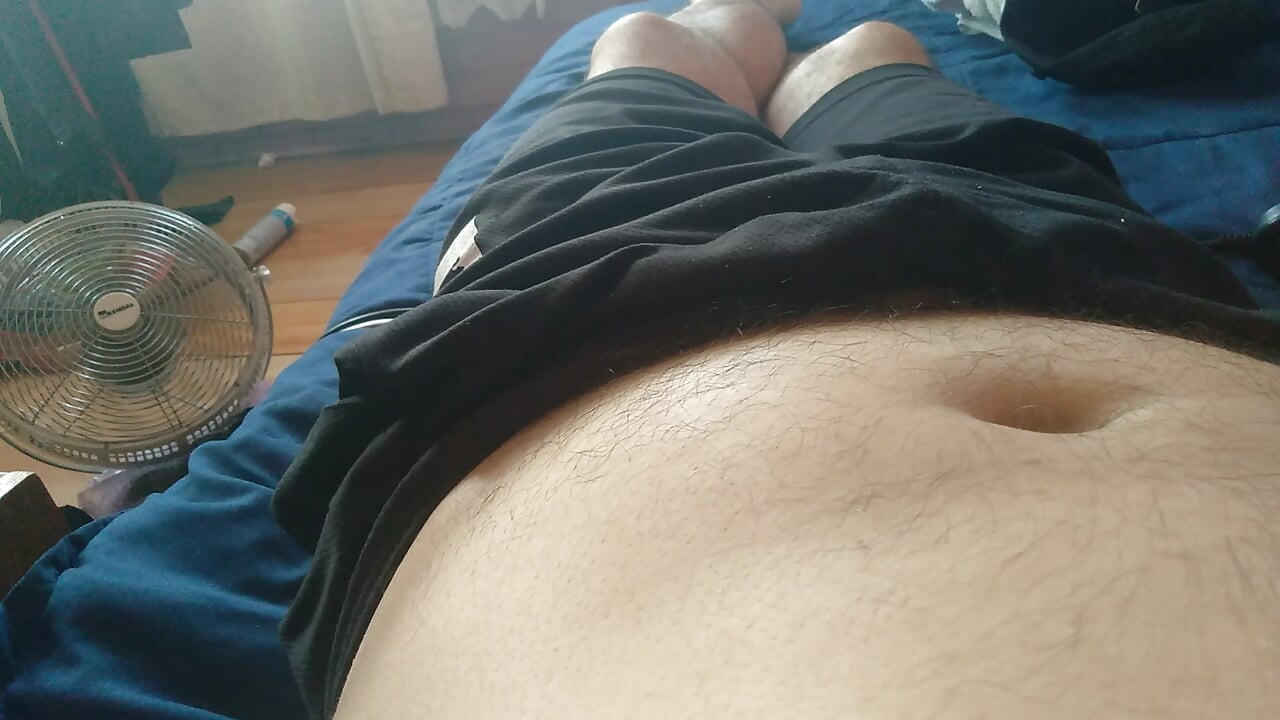 큰 자지를 볼 수 있도록 옷을 벗는 젊은 남자