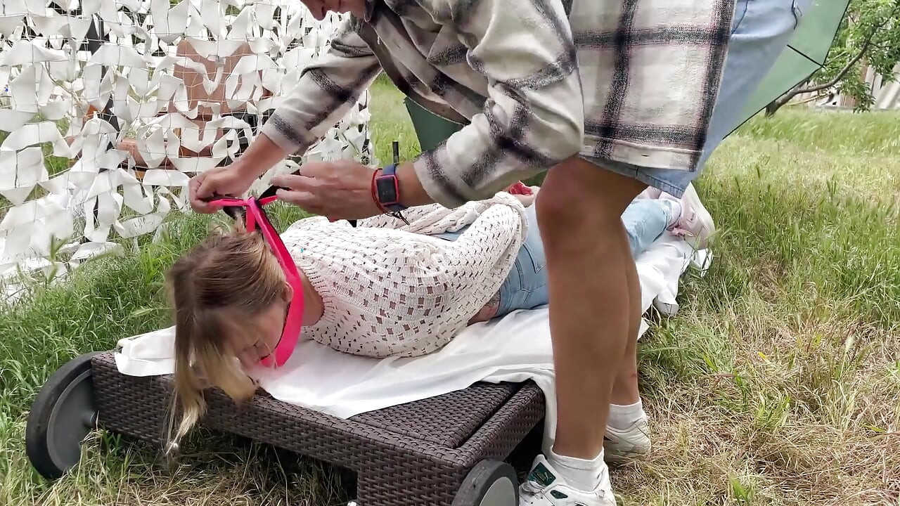 Blonda capturată: gura căluș și gâdilată