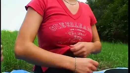 Büyük memeli çarpıcı bebek amcığını oynuyor