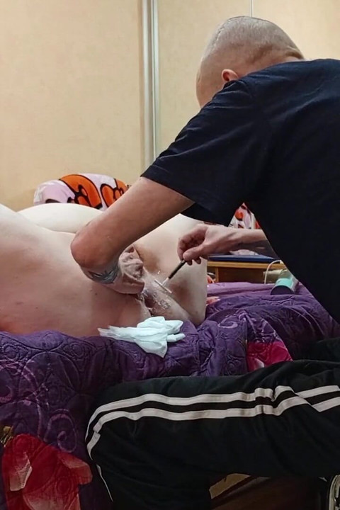 Shaved His Girlfriend's Meaty Pussy Then Did a Fisting Before Squirting