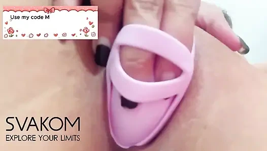 Попробую мою новую игрушку Emma Neo 2 от Svakom!! Этот маленький, но чувствует себя отлично трахаю!