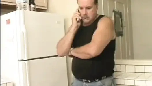 Ins gesicht gefickte französische dame lutscht schwanz unter dem tisch