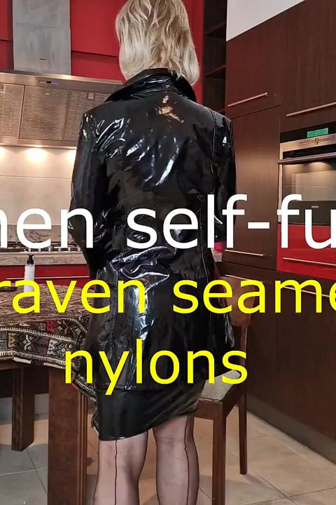 Kitchen self-fucking in raven nylons