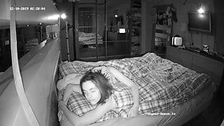 Nina i Kira w łóżku