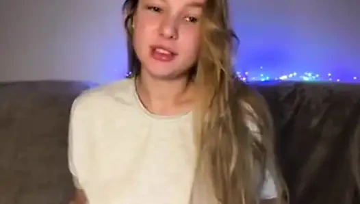 Jucielussie seksi elbisesiyle sıkı amcığını parmaklıyor