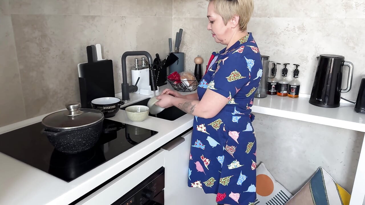 Madrastra rubia madura chupa polla en la cocina