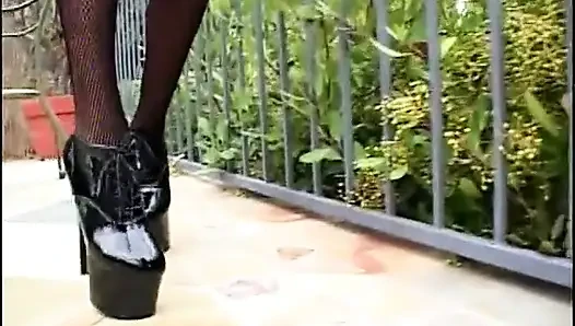 Cewek lesbian Asia yang mewah saling ngentot dengan dildo favorit