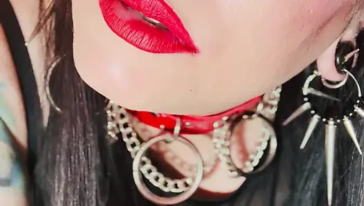 18 yüzük! İhtiyacınız olan tek sigara içen kraliçe deri etekle sigara içiyor - omi ome dangles sürükleniyor
