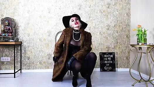 Kürk manto ve deri eldivenler giyen femme fatale