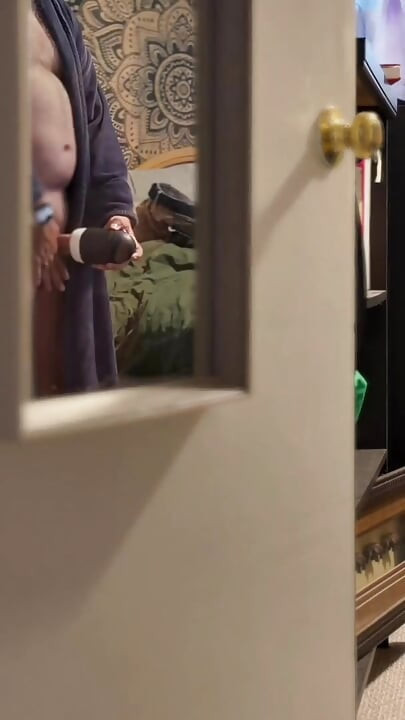 תפסתי אותו צופה בפורנו עם הצעצוע שלו