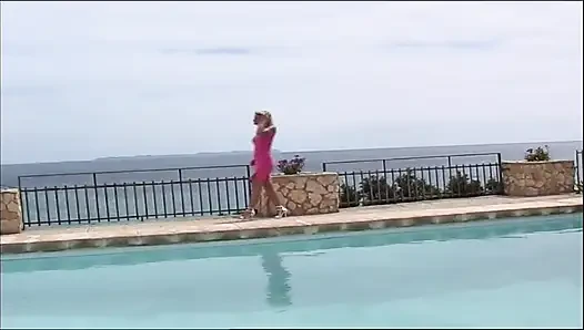 Reife blonde und brünette MILfs tief gefingert und hart gefickt