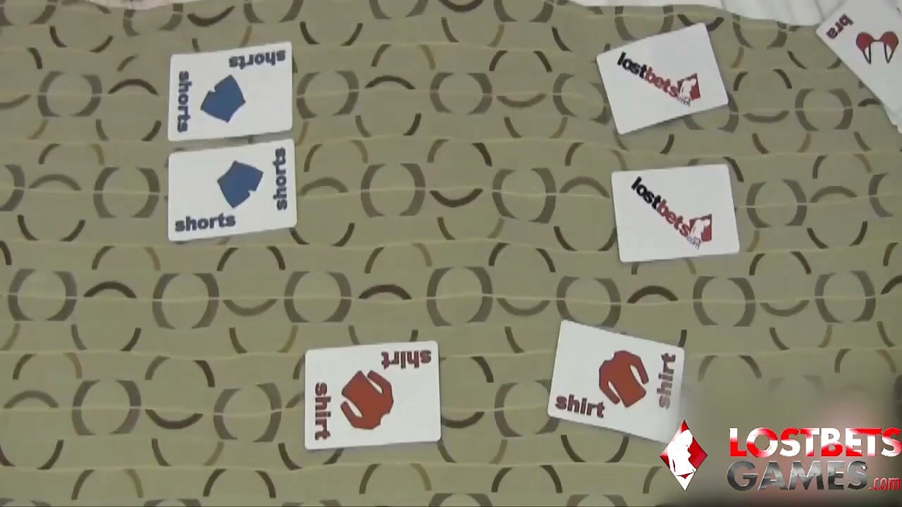 3 kolej larkiyan strip memori ka khel khelti hain
