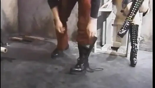 Cewek dominatriks hot dengan kostum bdsm dientot habis-habisan sama cowok dominan