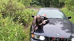 Troia orgasma - Celeste orgasmo all'aperto sulla sua auto sotto la pioggia