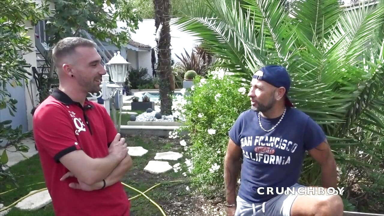 Pesta berseronok tanpa kondom dengan kawan-kawan di taman