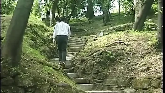 Junge blonde schlampe in einem park abgeholt gibt einen schönen blowjob