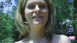 Een blonde meid met harige kut en grote neptieten buiten geboord bij het zwembad