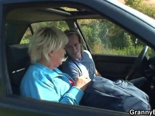 Stará babička je přibitá v autě