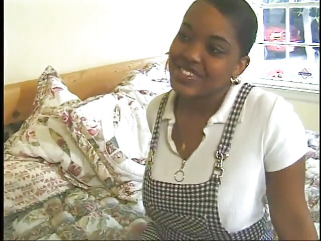 Dulce cara de ébano nena se la follan por detrás en la cama