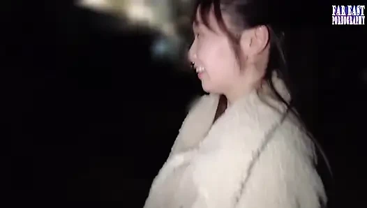 Spritzige schande neckt mit einer lächelnden schönheit, die sich in einem wilden nassen platzen tränkt teil.5