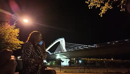 На месте к шлюхе подошел эксгибиционист. Она не знает, что с ним делать.