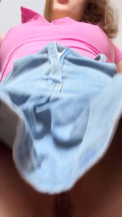 Ung blondine blinker våd fisse under denim nederdel og danser Link i bio. | Klip 1