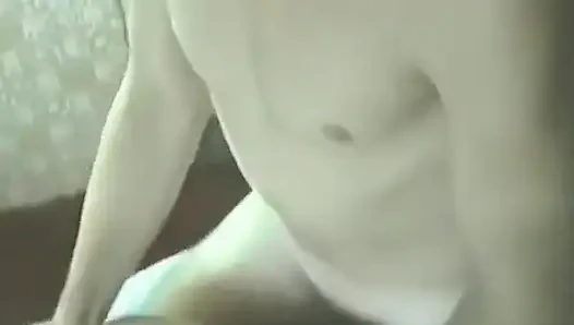 İki adam küçük memeli bir sarışını sırayla alıyor
