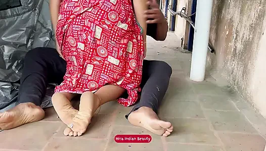 Ich habe die schwester meiner ehefrau beim masturbieren erwischt, und ich aß ihre muschi und fickte sie hart mit den beinen nach oben