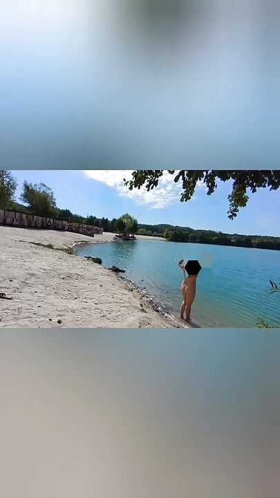 Σχεδόν με έπιασαν γυμνή στην παραλία.