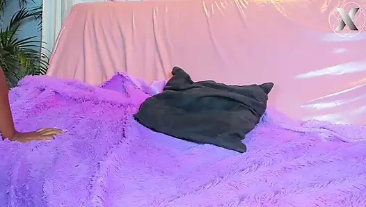 Heiße college-mädchen schleichen sich in die badezimmer, um ihre muschis zu lecken
