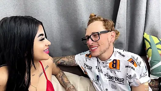 Erkek arkadaşımla yatıyorum ve eşcinsel arkadaşım da bize katılıyor