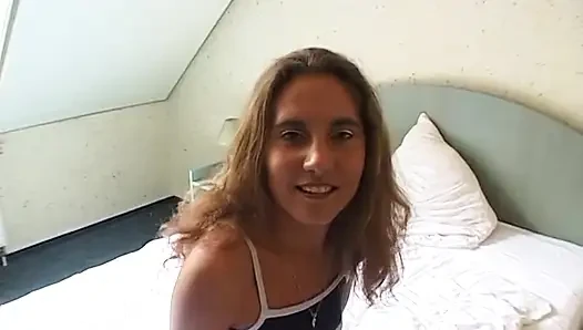 Brünettes teen mit kleinen titten liebt es, ihre nasse muschi zu reiben