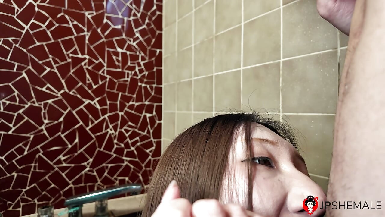 Azgın Japon trans seksi kadın yoğun anal seks yaptı.
