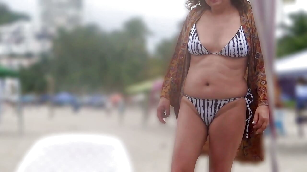 Na plaži, dajem svojoj maćehi tri velike šaržene u njenu dlakavu pičku nakon što se masturbiramo.