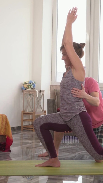 Une belle-mère rousse se fait baiser par un prof de yoga