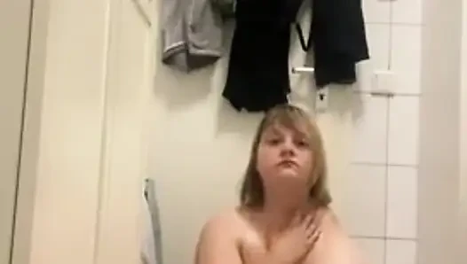Amputiertes mädchen hat spaß mit ihrem großen dildo