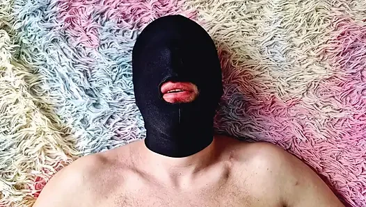 Страстные, возбуждающие французские поцелуи. Госпожа доминирующе целует сабмиссива в маске и размазывает свою красную помаду по его лицу