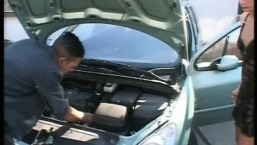 Verführerische deutsche puppe verführt und fickt geilen handwerker